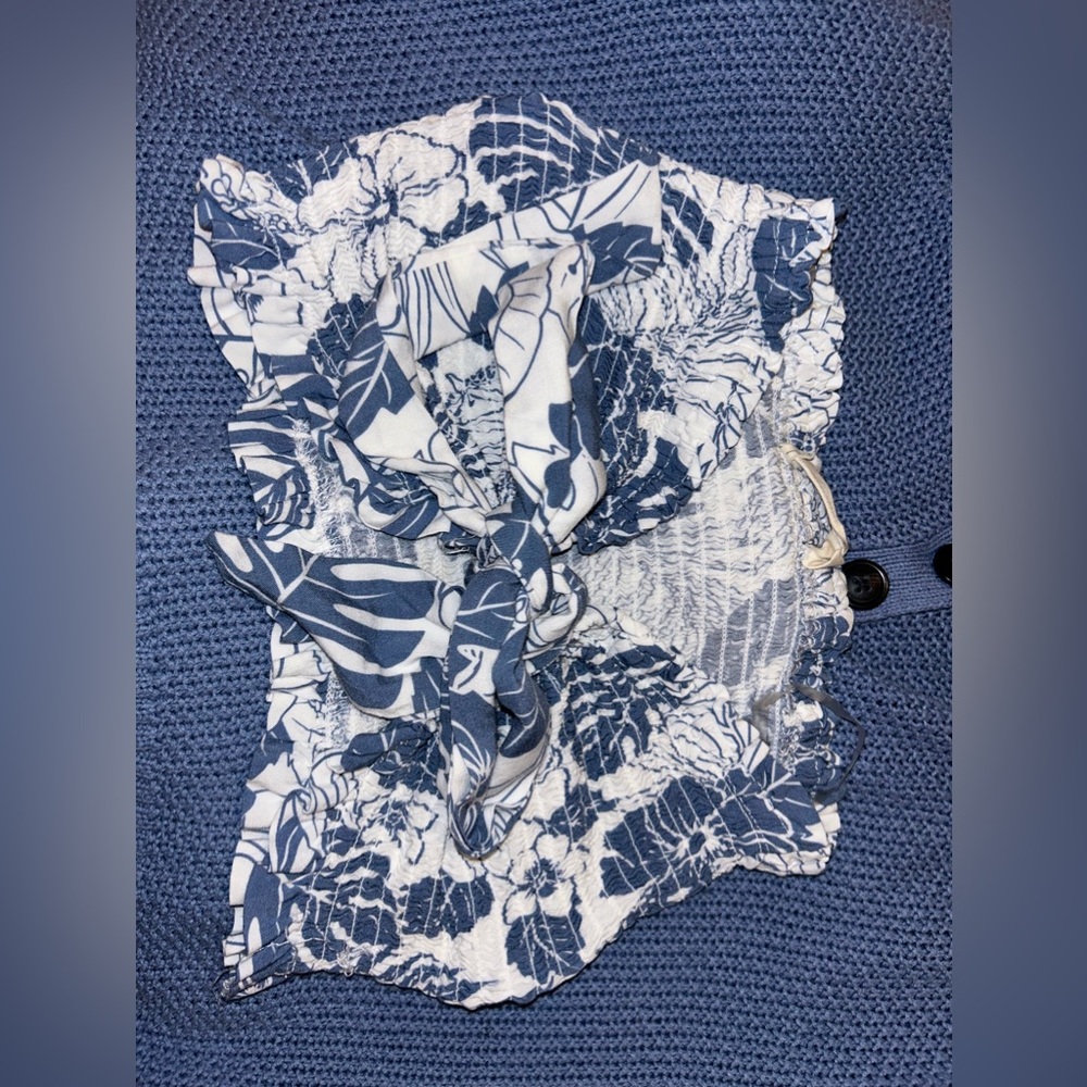 Medium tube top with tie in front.